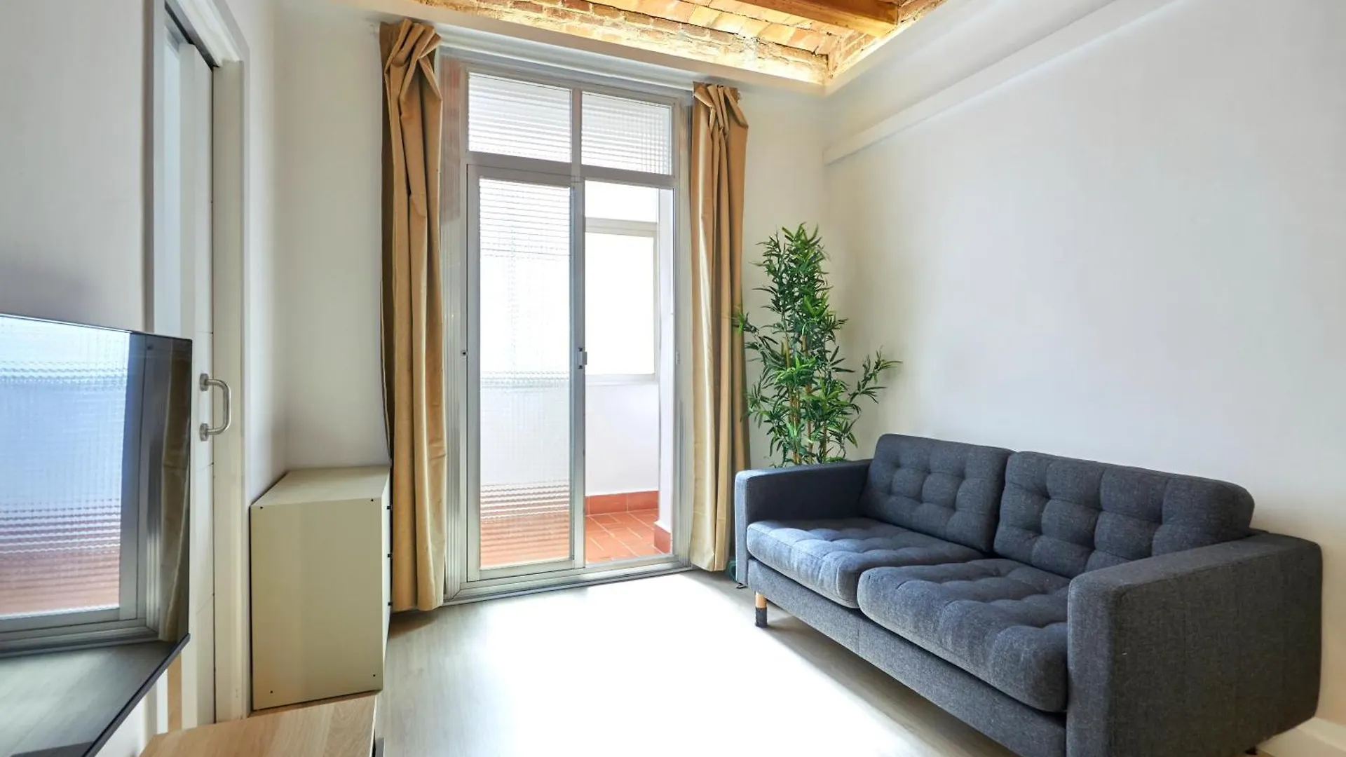 Vibrant And Modern Apartment Barcelona Spain