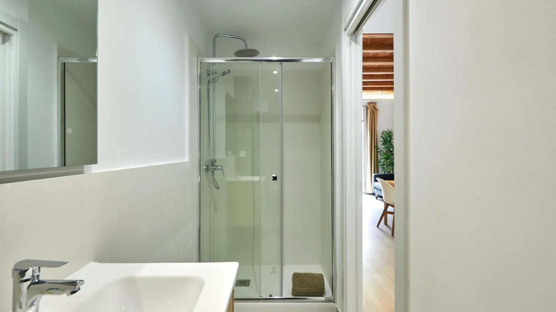 Vibrant And Modern Apartment Barcelona