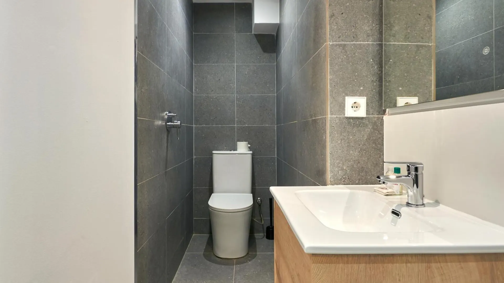 Vibrant And Modern Apartment Barcelona