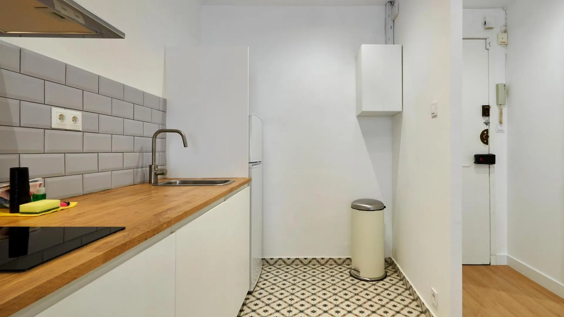Vibrant And Modern Apartment Barcelona Spain